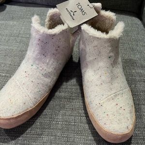 Brand new never worn women’s Tom’s slipper